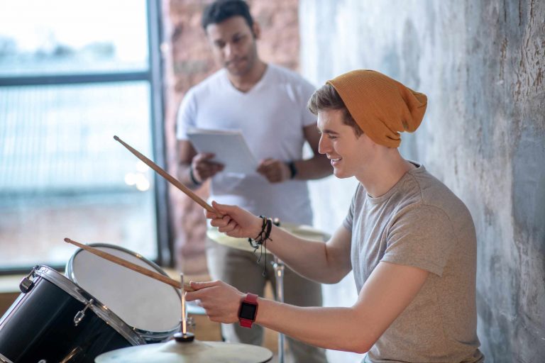 How to hold drumsticks without eliminating the rebound?